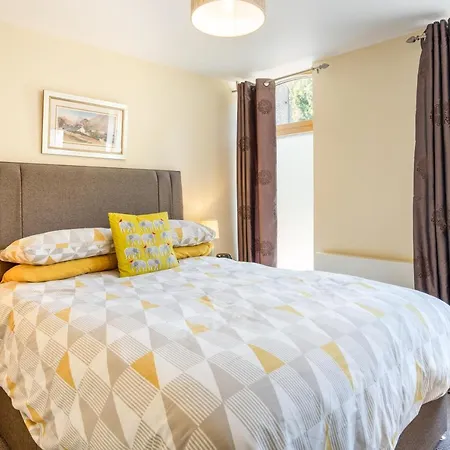 10 Summerhouse Mews